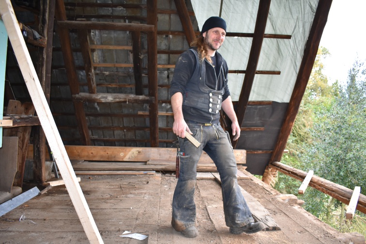 In luftiger Höhe macht sich Georg an die Arbeiten am Dachstuhl.... An diesem Tag sieht er wie ein richtiger Seeräuber aus... .