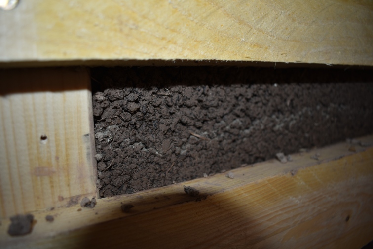 Die Zwischenräume werden später noch mit Lehm aufgefüllt, so dass eine glatte Oberfläche entsteht.